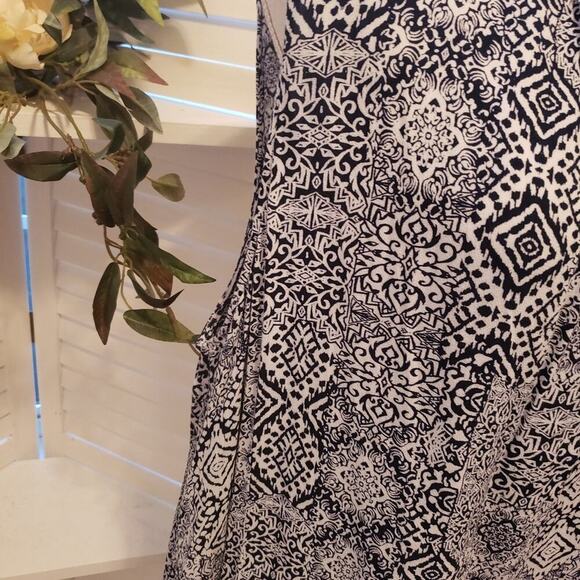 TORRID NAVY WHITE KEY HOLE AZTEC TANK SIZE 2 - Picture 4 of 6